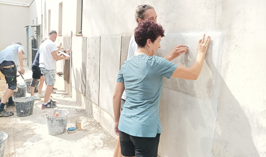 Varios alumnos en una sesión formativa en el IAPH sobre técnicas tradicionales de restauración.